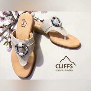 Cliffs by WHITE MOUNTAIN Sz 7.5 BENEDICT Thong Sandals W Rhinestone Buckle NIB!
